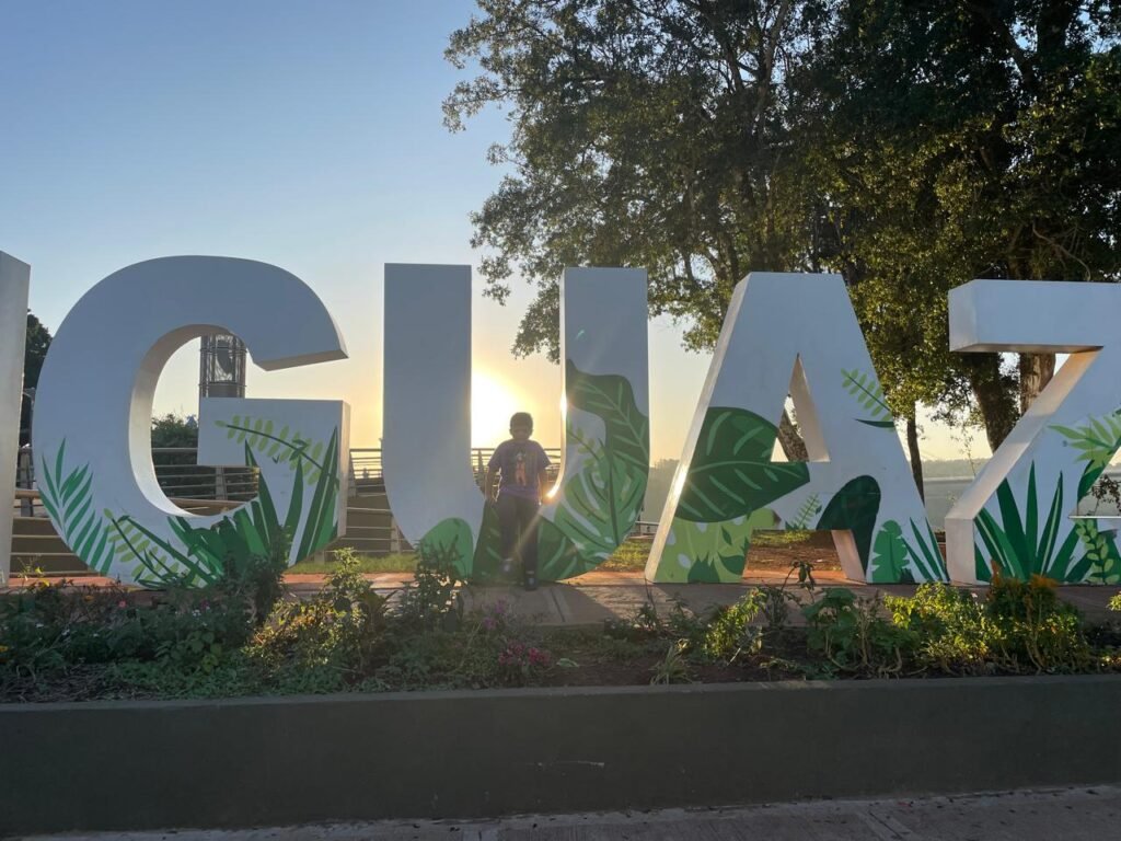 Passeios em Foz do Iguaçu: nossa experiência completa com dicas, valores e o que realmente vale a pena 7 Lucas posando no letreiro turístico de Puerto Iguazú, na Argentina, durante passeio em família