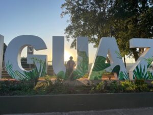 Lucas posando no letreiro turístico de Puerto Iguazú, na Argentina, durante passeio em família