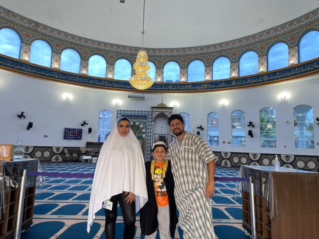 Passeios em Foz do Iguaçu: nossa experiência completa com dicas, valores e o que realmente vale a pena 8 Glaziele, Rafael e Lucas durante visita à Mesquita Omar Ibn Al-Khattab em Foz do Iguaçu