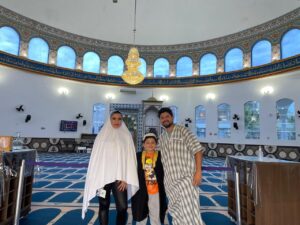Glaziele, Rafael e Lucas durante visita à Mesquita Omar Ibn Al-Khattab em Foz do Iguaçu