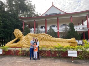 Glaziele, Rafael e Lucas em frente ao Templo Budista Chen Tien durante passeio em Foz do Iguaçu