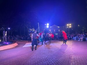 Artistas se apresentando durante o espetáculo cultural no Marco das Três Fronteiras em Foz do Iguaçu