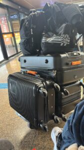 Como planejar uma viagem em família com malas e mochilas organizadas no aeroporto