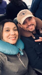 Casal com travesseiro de viagem em avião