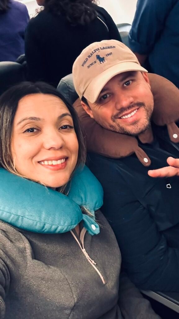 Casal com travesseiro de viagem em avião