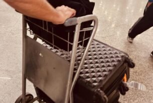Mala de viagem no aeroporto com itens para uma viagem confortável organizados para embarque