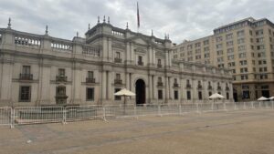 Fachada do Palácio de La Moneda, em Santiago, um dos principais passeios gratuitos no Chile e sede da Presidência da República.