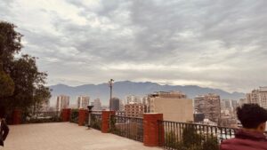 Vista panorâmica de Santiago vista do Cerro Santa Lucía, um dos passeios gratuitos no Chile com vista para a Cordilheira dos Andes.
