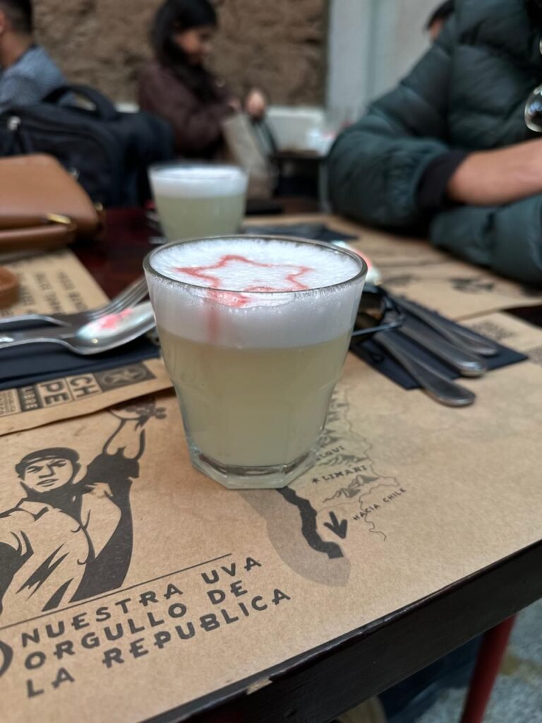 12 passeios gratuitos no Chile 6 Taça de Pisco Sour servida em um restaurante no Bairro Lastarria, um dos bairros mais charmosos de Santiago.