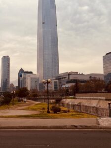 Vista do Costanera Center a partir de um parque em Santiago durante os passeios gratuitos no Chile.