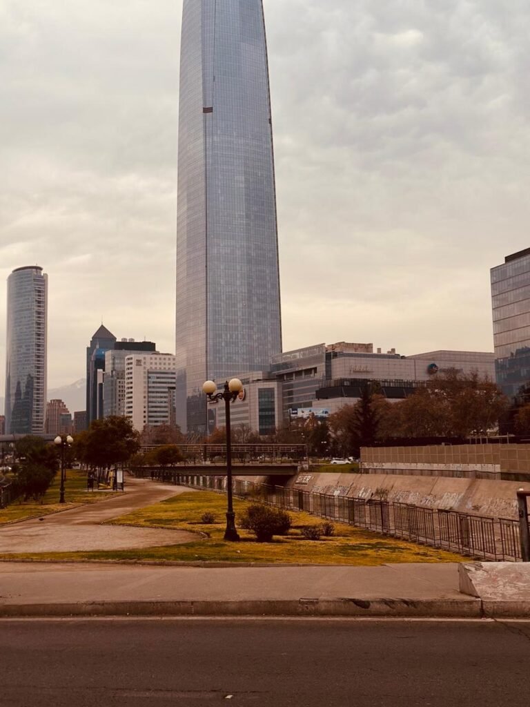 12 passeios gratuitos no Chile 7 Vista do Costanera Center a partir de um parque em Santiago durante os passeios gratuitos no Chile.