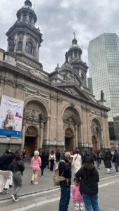 Fachada da Catedral Metropolitana de Santiago, um dos principais pontos históricos dos passeios gratuitos no Chile.