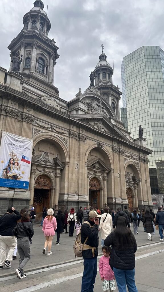 12 passeios gratuitos no Chile 3 Fachada da Catedral Metropolitana de Santiago, um dos principais pontos históricos dos passeios gratuitos no Chile.