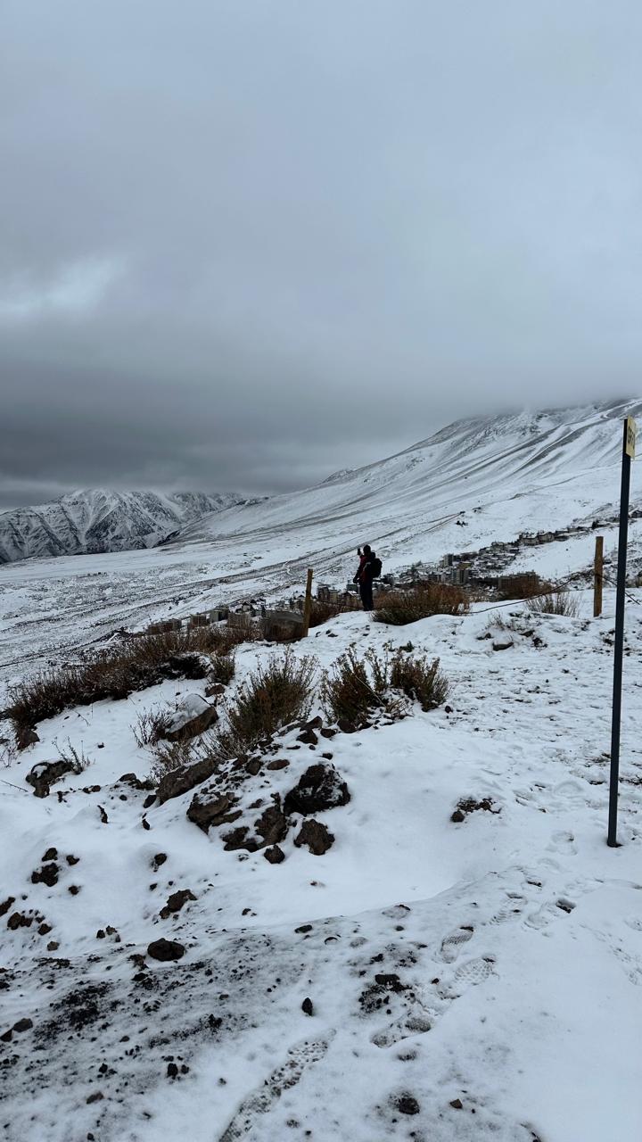 Leia mais sobre o artigo Roupa para Frio e Neve em Santiago: Guia Completo do Que Levar para o Chile Sem Passar Frio em 2026