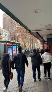 Turistas caminhando pelas ruas de Santiago durante a alta temporada após viajar com passagem aérea promocional para Santiago