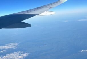 Passagem aérea promocional para Santiago: vista do céu pela janela do avião da Sky Airline durante o voo para o Chile