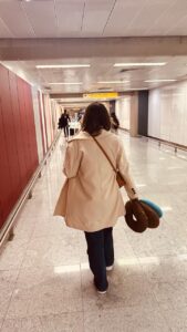 Mulher aguardando o embarque para uma viagem internacional no terminal internacional do Aeroporto de Guarulhos (GRU), em São Paulo.