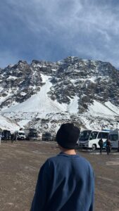 Menino observando as montanhas cobertas de neve em Portillo, uma das mais famosas estações de esqui Chile.