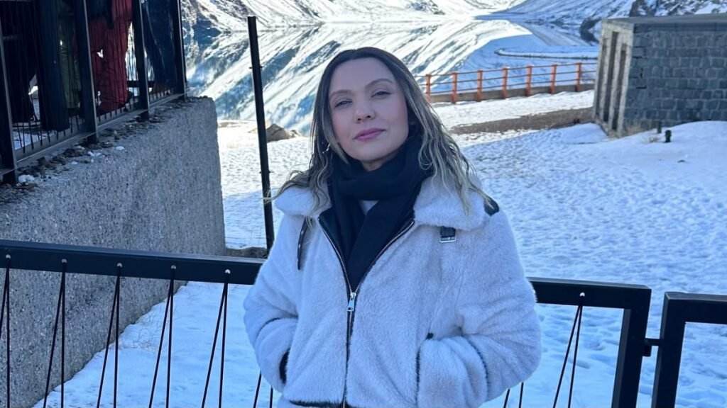 Mulher em Portillo, no Chile, durante a viagem de inverno