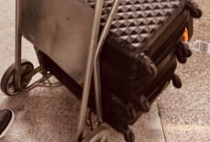 Mala pronta para viagem internacional no aeroporto