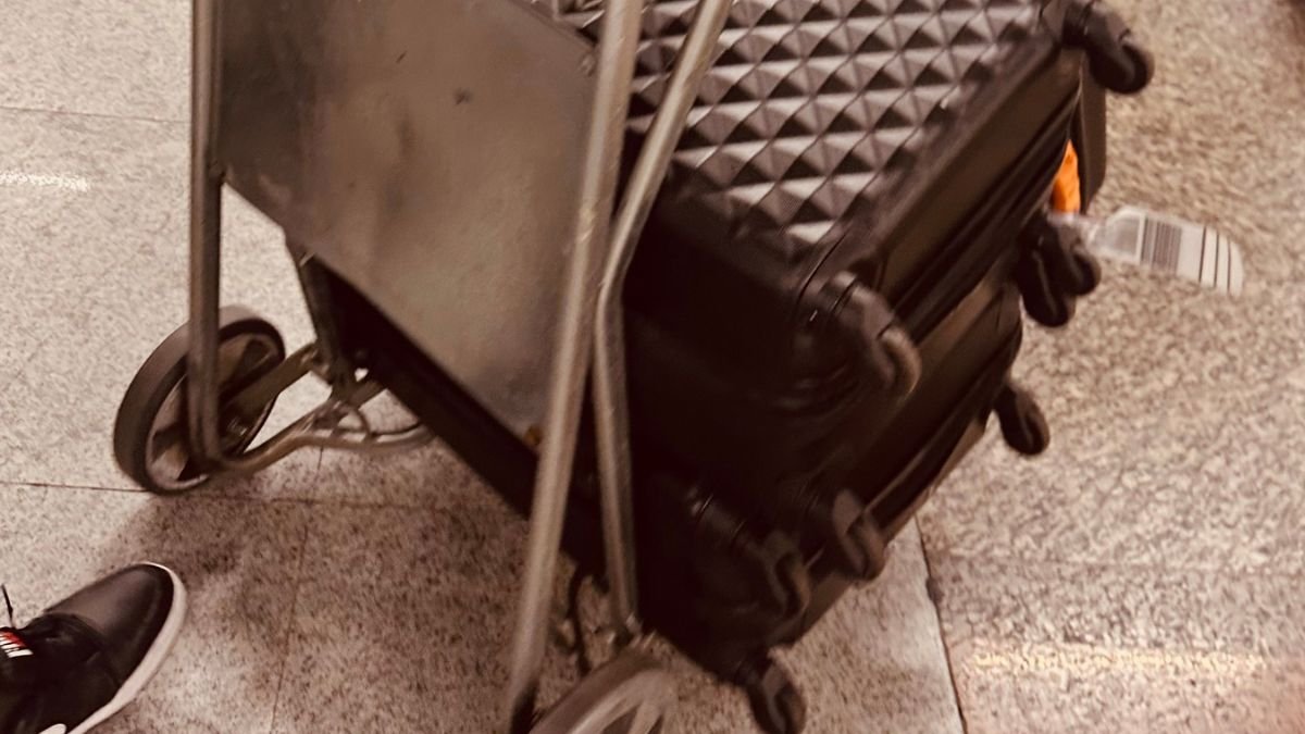 Mala pronta para viagem internacional no aeroporto