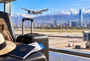 Passagem aérea promocional para Santiago com avião, malas e Cordilheira dos Andes ao fundo
