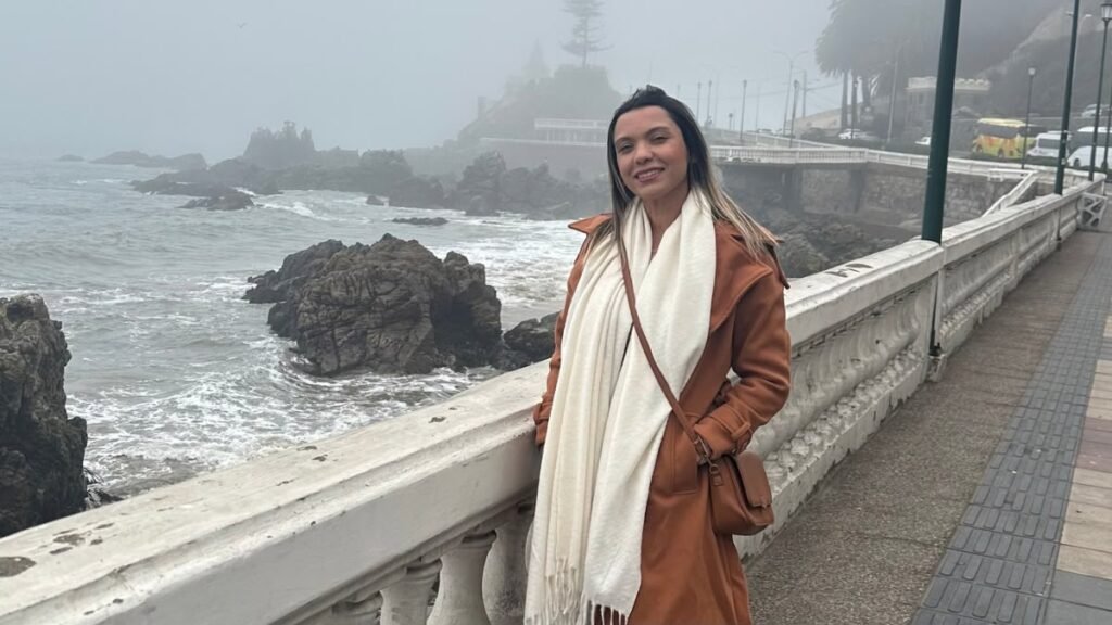 Eu em frente ao Castillo Wulff durante passeio por Viña del Mar por conta própria