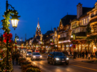 Natal Luz em Gramado à noite com árvore de Natal iluminada e famílias passeando, cenário para viagem com criança autista