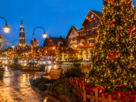 Gramado no Natal com decoração natalina e árvore iluminada