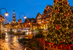 Gramado no Natal com decoração natalina e árvore iluminada