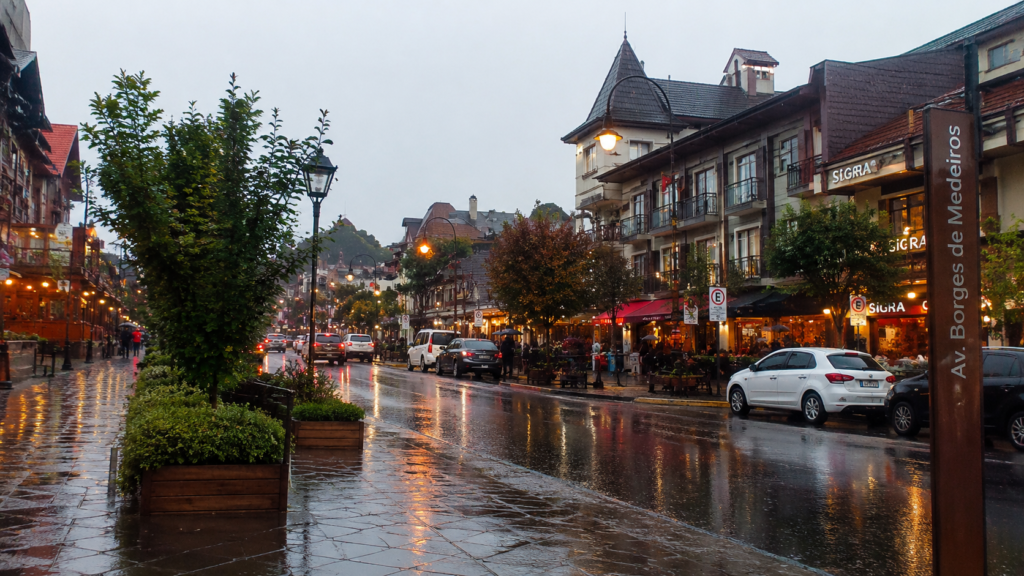 Gramado com chuva e ruas iluminadas