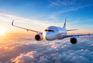 Avião em voo para ilustrar voo low cost e passagens aéreas econômicas