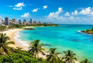 Paisagem litorânea de um dos destinos baratos no Brasil para viajar com crianças