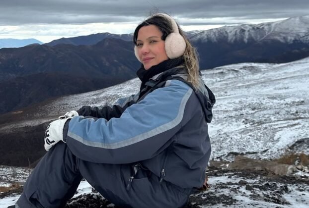 Autismo e viagens: mulher autista na neve em El Colorado, Chile
