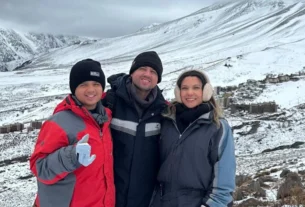 Foto de uma família no El Colorado, uma das regiões de montanha próximas a Santiago, durante uma experiência nos Andes chilenos. A imagem faz parte do comparativo Farellones ou Andes Panorâmico: Qual Vale Mais a Pena?