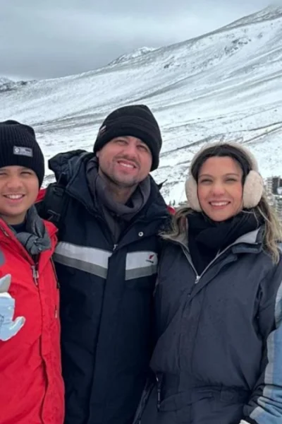 Foto de uma família no El Colorado, uma das regiões de montanha próximas a Santiago, durante uma experiência nos Andes chilenos. A imagem faz parte do comparativo Farellones ou Andes Panorâmico: Qual Vale Mais a Pena?