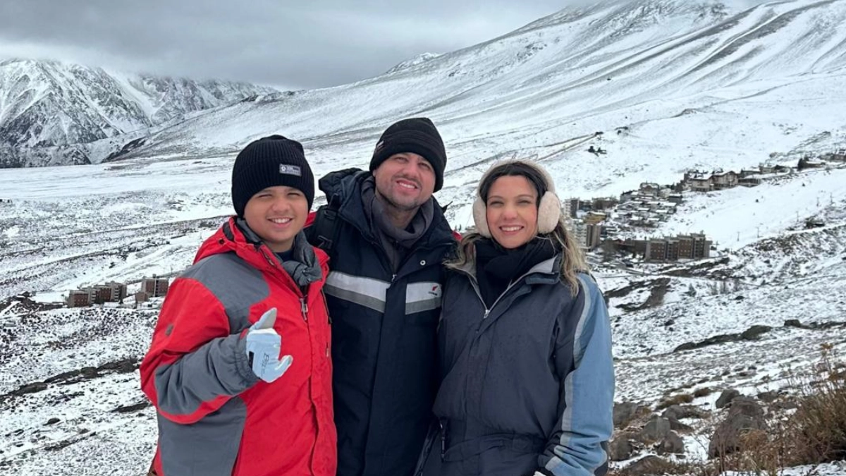 Foto de uma família no El Colorado, uma das regiões de montanha próximas a Santiago, durante uma experiência nos Andes chilenos. A imagem faz parte do comparativo Farellones ou Andes Panorâmico: Qual Vale Mais a Pena?