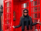Viajar sendo autista: mulher em cabine telefônica em Gramado