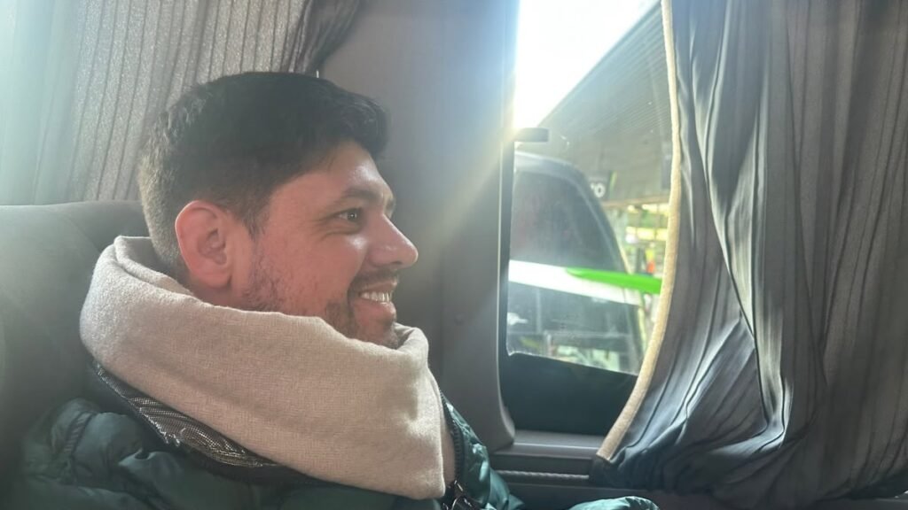 Rafa no ônibus Turbus durante viagem para Viña del Mar por conta própria