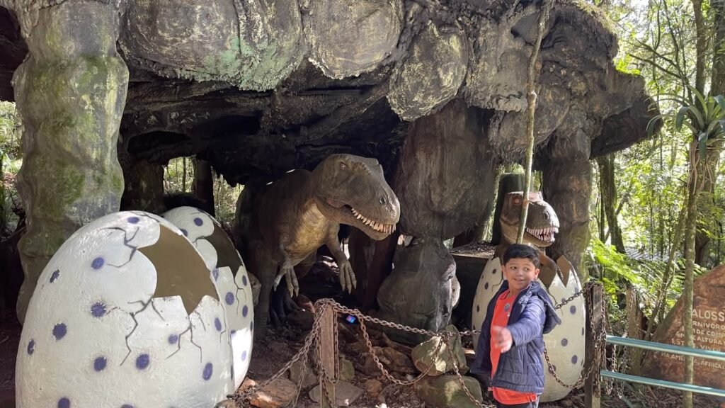 Ovo de dinossauro na área dos dinossauros do Parque Florybal em Canela