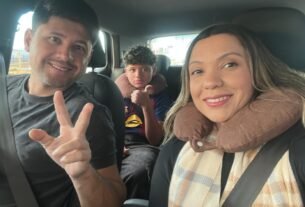 Família viajando de carro com criança autista durante uma viagem em família, mostrando o planejamento e os cuidados para uma viagem tranquila.