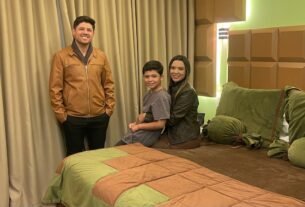 Família em quarto de hotel em Gramado durante viagem em família