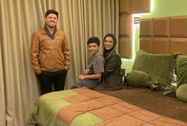 Família em quarto de hotel em Gramado durante viagem em família