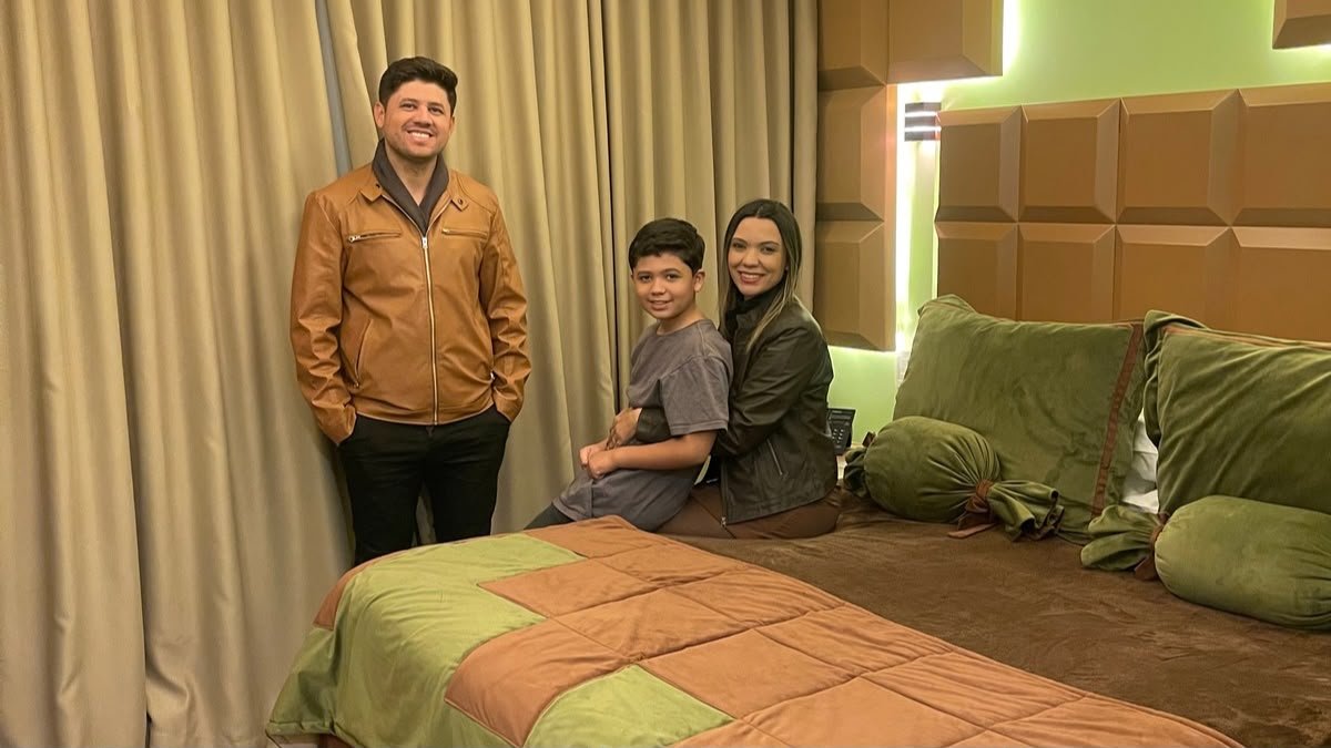 Família em quarto de hotel em Gramado durante viagem em família