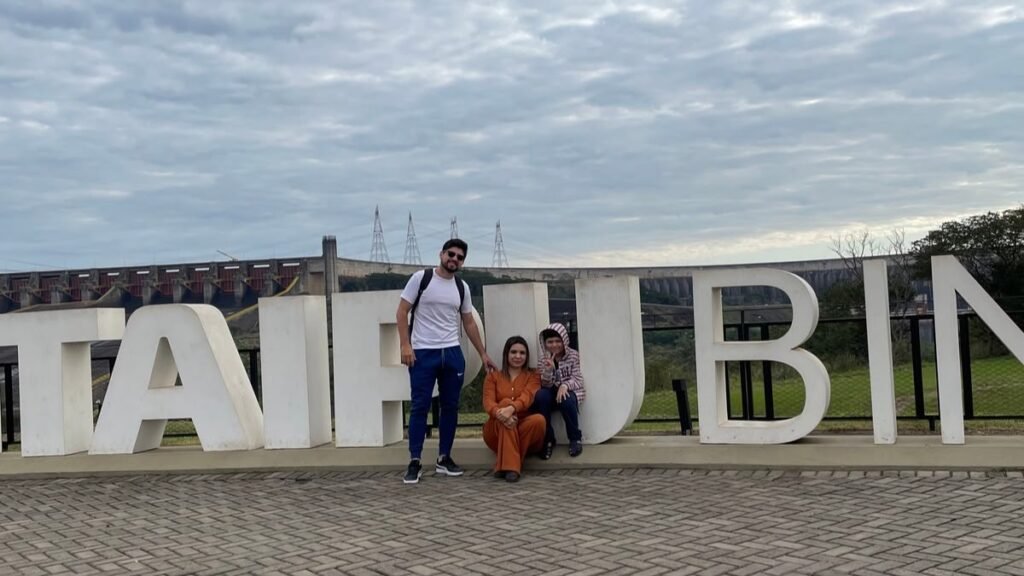 Família no letreiro de Itaipu em Foz do Iguaçu