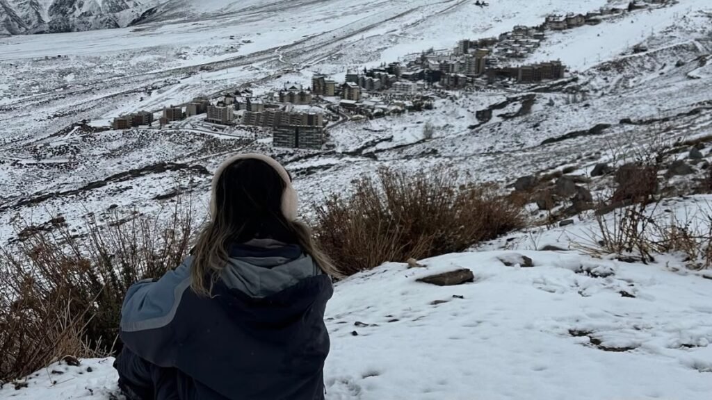 Mulher no Andes Panorâmico em El Colorado, Chile