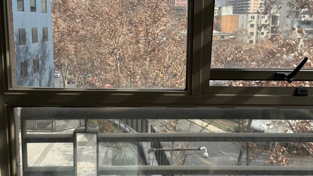 Hospedagem para pessoas autistas: como escolher entre hotel ou Airbnb 4 Janela de um Airbnb durante viagem