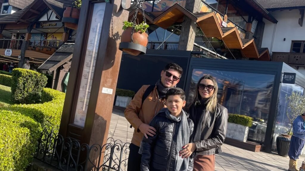 Família em Gramado ao lado do termômetro da Igreja São Pedro