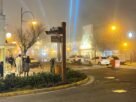 Gramado à noite com neblina em dia de chuva