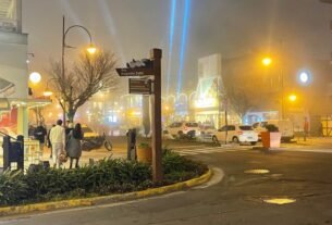 Gramado à noite com neblina em dia de chuva